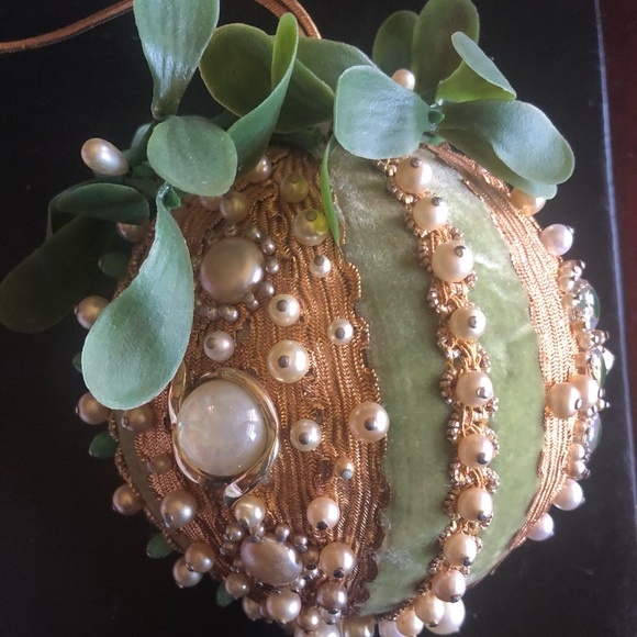 Handmade Mistletoe Kissing Ball - Picture 5 of 6